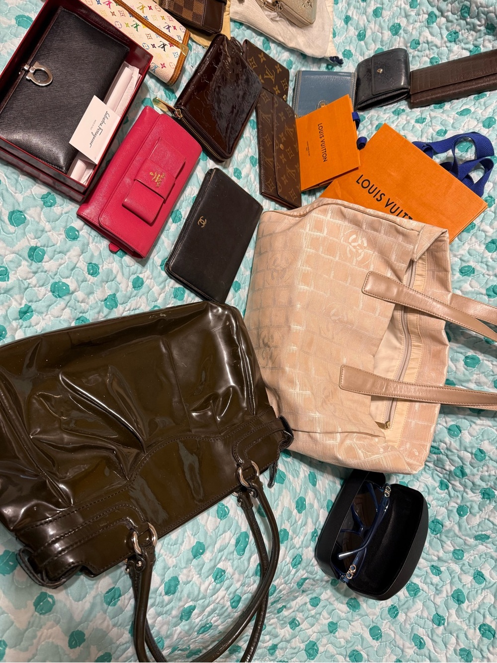 Designer lot! Louis Vuitton, Prada, Chanel, Burberry, Ferragamo, jimmy Choo + - Picture 10 of 13